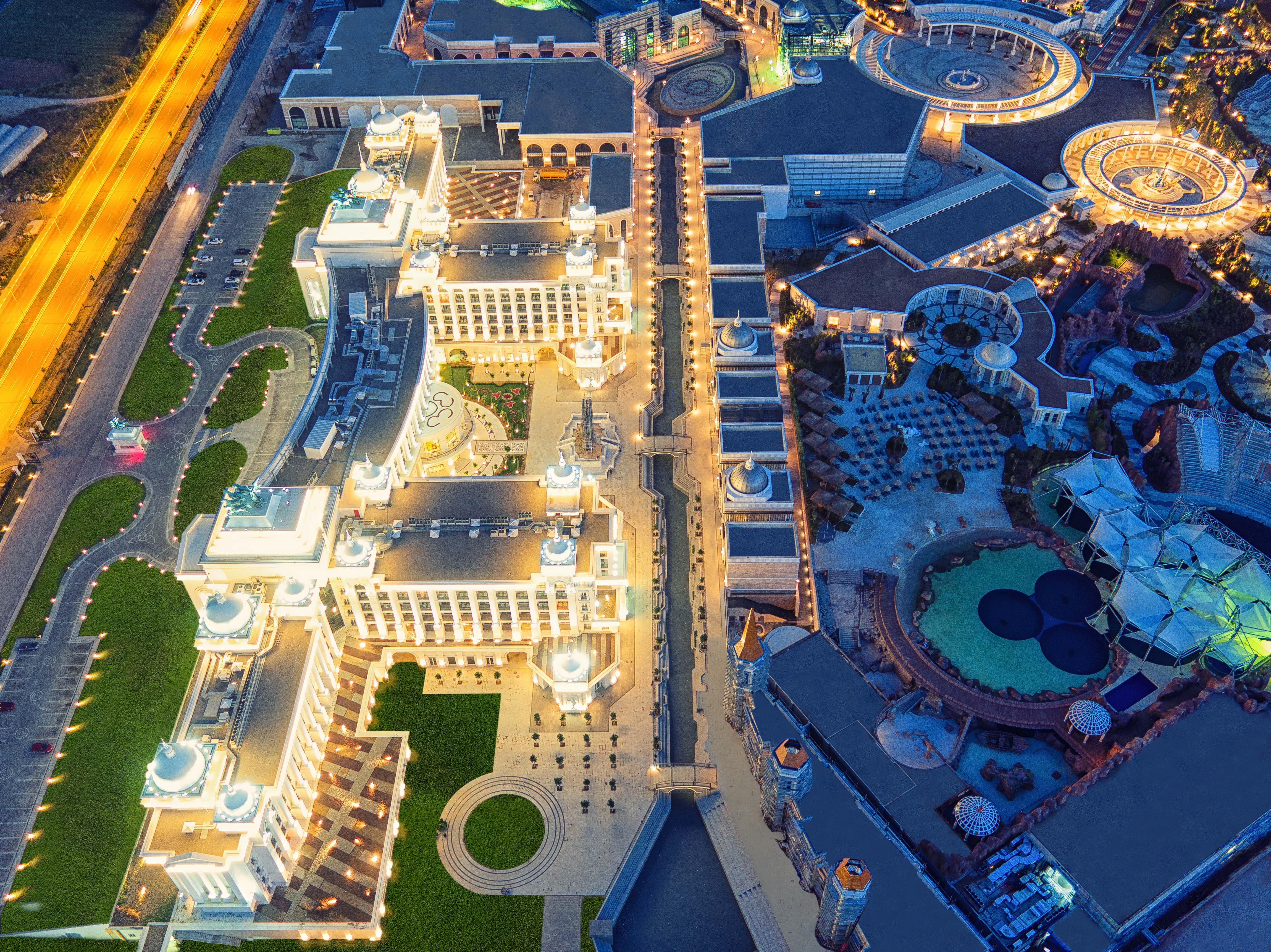 The Land Of Legends Kingdom Hotel - All-In Concept Belek Esterno foto The complex at night